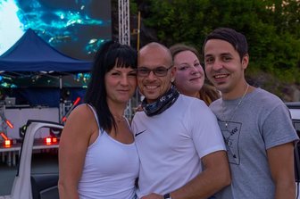 Partystimmung bei erster Autodisco im Vogtland - Gutgelaunt feierten am Samstag in der ersten Autodisco im Vogtland (von links:) Denise Hannemann, Yves Ruf, Antje Effenberger und Daniel Wein.