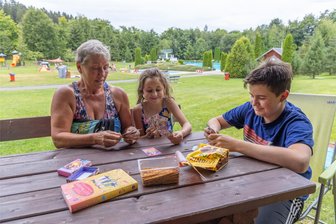 Partystimmung im Erzgebirge: Ehrenfriedersdorfer feiern Geburtstag ihres Freibades - Nicht nur bei den Ehrenfriedersdorfern ist das städtische Freibad beliebt. Am Freitag nutzte unter anderem Petra Wagner mit ihren Enkeln Marie und Emil aus Annaberg das schöne Wetter für einen Ausflug dorthin.