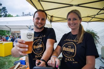 Partystimmung im Erzgebirge: Tipps für einen Ausflug am Wochenende - Prost heißt es am Samstag beim mittlerweile neunten Sächsisch-Böhmischen Bierfest in Bärenstein und der tschechischen Nachbargemeinde Vejprty. Bei dem waren im vorigen Jahr unter anderem Aneta und Zdenèk Myslivecek aus Cernosice bei Prag mit ihrem selbst gebrauten hellen Lagerbier dabei.