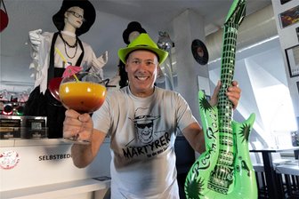 Partystimmung in Annaberg: Erinnerungen an den „wilden Osten“ - „Der wilde Osten“ wird am Samstag in der Tanzbar von Till Schwabe in Annaberg-Buchholz gefeiert. Und der Chef ist schon mal bestens präpariert. Neben typischen Getränken verspricht er hundert Prozent Musik aus dem Osten.
