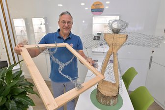 Partystimmung trotz schlechter Wetterprognosen: Warum in Annaberg am Wochenende die Goldenen Zwanziger aufleben - Bei der Stollberger Einkaufsnacht ist auch im Rahmenprogramm viel los. So sind bei einem Geschichtsrundgang Werke von Schülern über Persönlichkeiten der Stadt zu sehen. Solche Kunstwerke stellt auch Goldschmiedemeister Jörg Loos aus, Vorstandsmitglied des Gewerbevereins Stollberg.