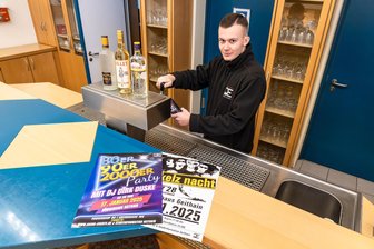 Partywochenende zum Jahresbeginn in Geithain - Wie ein junger Veranstalter frischen Wind ins Leipziger Land bringen will - Er steht beim Geithainer Partywochenende auch selbst hinterm Tresen: Veranstalter Pascal Köhler packt an, wo er kann.