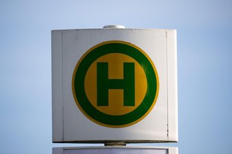 Passagier ans Steuer gelassen: Busfahrer fristlos gekündigt - Ein Busfahrer hat einen Passagier ans Steuer gelassen - jetzt erhält er die Quittung. (Symbolbild)
