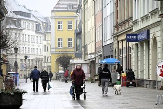 Passanten sagen: In der Crimmitschauer Innenstadt kann man gut wohnen, einkaufen und parken - Der Wirtschaftsförderer beschreibt Crimmitschau als lebenswerte Kleinstadt. „Es wurde viel in die Innenstadt und ihre Fußgängerzone investiert“, sagt Nick Pfeifer-Mühlbach, der sich über die Gesamtnote 2,4 freut.