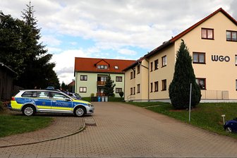 Passantin findet unterkühltes Baby in einem Pappkarton - Am Dienstag hatte eine Passantin auf dem Michaelisweg in Oelsnitz ein lebendes Neugeborenes gefunden. Laut einem Sprecher vom DRK-Krankenhaus Lichtenstein lag der Säugling in einem Pappkarton und war unterkühlt. Die Kripo nahm die Ermittlungen vor Ort auf. Ob die Mutter bereits vernommen worden ist, ist unklar.