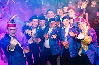 Passion Fasching: Karnevalisten aus dem Erzgebirge brechen zur Reise ins Morgenland auf - Bei der Reise ins Morgenland haben auch die Männer des Annaberg-Buchholzer Carnevalclubs sichtlich Spaß.