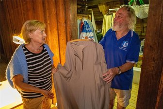 Passionsspiel im Erzgebirge: Kirchgemeinden fiebern Ostern 2025 entgegen - Dieter Schürer gibt das Kostüm an Gudrun Hecker aus. Sie stellt eine Frau aus dem Volk dar und steht beim Passionsspiel in Zschorlau das erste Mal auf der Bühne.