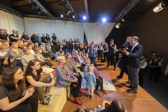 Passionsspiel im Erzgebirge: Zufriedene Darsteller, beeindruckte Zuschauer und ein Lob vom Ministerpräsidenten - Nach der Premiere sprach Sachsens Ministerpräsident Michael Kretschmer zu den Darstellern.