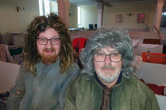 Passionsspiel in Ortmannsdorf: Historische Ostergeschichte aus neuer Perspektive - Der junge und der alte Barabbas: Cedric Ebersbach (l.) und Benno Weber bei den Proben.