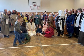 Passionsspiel zu Ostern im Erzgebirge: Was Besucher alles beachten müssen - Jesus Ankunft in Jerusalem. Das Volk umsteht den Mann, der von sich sagt, der Messias zu sein.