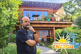 Passivhaus-Architekt aus Sachsen: „Ich könnte mein Haus mit dem Fön heizen“ - Andreas Madreiter vor dem Passivhaus in Chemnitz-Euba, das er selbst entworfen hat und seit 20 Jahren bewohnt.