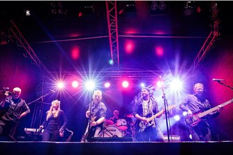 Passt die Musik von Bruce Springsteen zum Oktoberfest? - Die East-Street-Band um den Rochlitzer Musiker Bernd Birbils (3. v. l.) bei einem früheren Auftritt. Am Freitag steht die Band in Mittweida auf der Bühne.