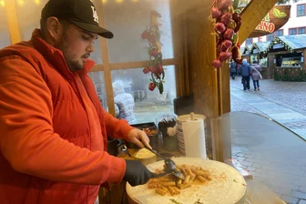 Pasta aus dem Parmesan-Laib und veganer Döner: Besondere Speisen auf dem Chemnitzer Weihnachtsmarkt - Miguel Alcaraz bereitet auf dem Weihnachtsmarkt Pasta im Parmesan-Laib zu.
