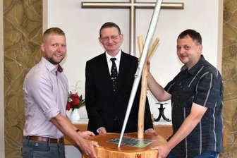 Pastor verlässt nach 28 Jahren das Erzgebirge - Vom Kirchenvorstand der evangelisch-lutherischen Gemeinde aus Herold überreichten Felix Wendler (links) und Jörg Reuter an Pastor Olf Tunger (Mitte) eine Orgelpfeife aus der Kirche zum Heiligen Kreuz - als Andenken und zum Dank für die Zusammenarbeit. 