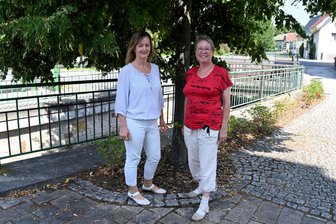 „Patenbaum sucht Baumpaten“: Warum ein Dorf im Vogtland 180 neue Bäume gepflanzt hat - Sylvia Schenke (li.) und Burgunde Mothes kümmern sich in Neumark und seinen Ortsteilen um Bäume.