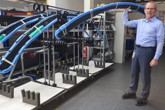 Patent aus Mittweida geht in chinesischem Großraumflugzeug an den Start - Geschäftsführer Falko Löhr zeigt die bei Cotesa hergestellten Spanten aus Carbon, die als Bauteile im Flugzeugrumpf eingesetzt werden.