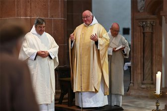 Pater Maurus feiert Priesterjubiliäum in Wechselburg - Pater Johannes Bauer (v. l.), Pater Maurus Kraß und Diakon Berthold Neumann aus Flöha beim Festgottesdienst.