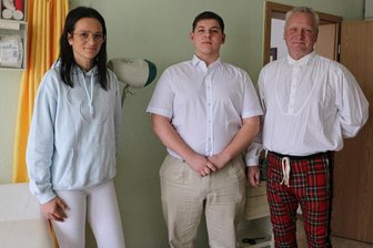 Patienten können aufatmen: Wie es gelungen ist, zwei neue Ärzte für Weischlitz zu gewinnen - Das Team in der Arztpraxis: Sprechstundenhilfe Sandra Cetin, Johannes Machnitzki, der dieses Jahr eine Berufsausbildung zum Medizinischen Fachangestellten beginnt, und Peter Machnitzki, Allgemeinmediziner und Internist.