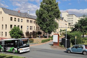 Patienten und Mitarbeiter beunruhigt: Wie geht es weiter mit der  Paracelsus-Klinik in Reichenbach? - Die Paracelsus-Klinik Reichenbach: Am 1. Oktober wurde das Insolvenzverfahren eröffnet. Zur Zukunft gibt es noch keine belastbaren Aussagen.