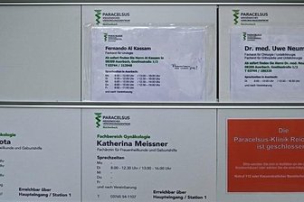 Patienten verunsichert: Wo sind die Unterlagen aus dem MVZ? - Aktuelle Beschilderung am Krankenhausstandort Reichenbach: Klinik geschlossen. Bei den MVZ-Praxen einiges neu und im Fluss. Wo Patienten ihren bisherigen Arzt finden, ist mitunter nicht so einfach.