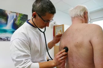 Patientenansturm: Diese Viren und Bakterien sorgen im Erzgebirge für gefüllte Wartezimmer - Facharzt Johannes Lohr hört im Behandlungszimmer des MVZ Gornau einen Patienten ab.