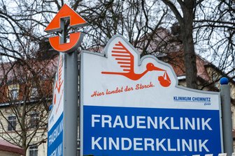Patientin in Chemnitzer Frauenklinik bedrängt: „Ich habe jetzt Angst, dorthin zu gehen“ - Im Eingangsbereich der Frauenklinik wurde eine Patientin nach eigenen Angaben von zwei jungen Männern bedrängt und bewusst falsch des Diebstahls beschuldigt.
