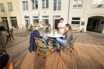 Patisserie am Plauener Topfmarkt mit neuer Außengastronomie - Patisserie Klein und Fein, von links: Christina Grafe, Evelin Lange, Susann Lorenz.