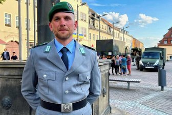 Patrick (33) schwört in Frankenberg der Bundesrepublik die Treue - und Linke protestieren - Obergefreiter Patrick (33) gehörte zu denn 55 Rekruten, die am Donnerstag auf dem Frankenberger Markt ihr Gelöbnis ablegten. Soldat auf Zeit zu sein, ist für den Werkzeugmechaniker aus der Oberlausitz der Wunschberuf.