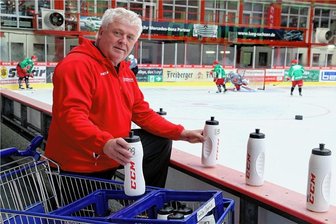 Paukenschlag bei den Eispiraten: Klaus Schietzold ist nicht mehr Mannschaftsleiter - Klaus Schietzold hat seinen Arbeitsplatz auf der Eispiraten-Bank geräumt. Er ist nicht mehr Mannschaftsleiter. 