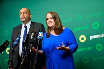 Paukenschlag bei den Grünen: Parteispitze tritt zurück - so reagieren Habeck, Lindner und die SPD - Berlin am Mittwoch: Die Grünen-Parteichefs Ricarda Lang und Omid Nouripour bei ihrem Statement in der Bundesgeschäftsstelle von Bündnis 90/Die Grünen in Berlin.