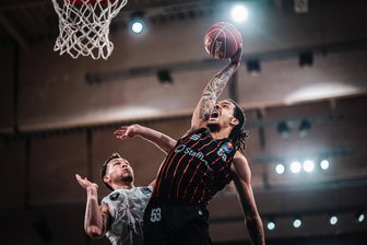 Paukenschlag bei den Niners Chemnitz: Holen die Basketballer Publikumsliebling Kevin Yebo zurück? - Können sich die Fans der Niners Chemnitz bald wieder auf spektakuläre Szenen wie diese freuen? Kevin Yebo steht angeblich vor einer Rückkehr zum sächsischen Bundesligisten.