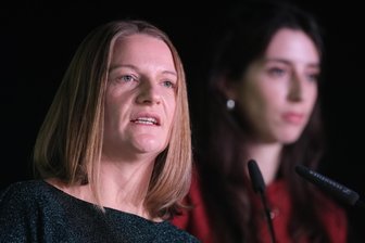 Paukenschlag bei Sachsens Grünen: Landeschefin tritt einen Tag nach Vorstandswahl zurück - Aus nach Vertrauensentzug: Die Chemnitzerin Christin Furtenbacher (l.) hat am Sonntag ihren Rücktritt vom Co-Vorsitz der sächsischen Grünen erklärt. Mit Marie Müser bliebt nun ausgerechnet jene Politikerin alleinige Landeschefin, die schon vor Wochen angekündigt hatte, nicht noch einmal zu kandidieren.
