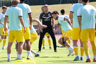Paukenschlag beim VFC Plauen: Co-Trainer Felix Brand löst seinen Vertrag auf - Das Foto von Felix Brand (Mitte) entstand beim Aufwärmen des VFC Plauen vor dem Oberliga-Heimspiel gegen den VfB Empor Glauchau vor zwei Wochen.