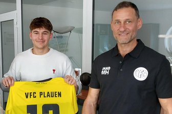 Paukenschlag beim VFC Plauen: Michael Hiemisch ist als Sportlicher Leiter so gut wie weg - Das Foto von Ende September zeigt Michael Hiemisch (rechts) als Sportlichen Leiter des VFC Plauen bei der Präsentation von Neuzugang Melvin Berkemer.