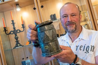 Paukenschlag im Erzgebirge: Mit Werksschließung endet nach mehr als 500 Jahren einmalige Serpentinsteingeschichte - Geschäftsführer Michael Ehnert zeigt ein ganz besonderes Stück, das aus Zöblitzer Serpentin gefertigt wurde. An diesem Bierkrug besteht selbst das Scharnier zum Öffnen des Deckels aus dem schwarz-grünen Stein.