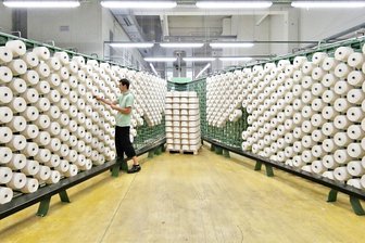Paukenschlag im Erzgebirge: Weberei Curt Bauer meldet Insolvenz an - Aus diesen Garnspulen entstehen in der Weberei Curt Bauer in Aue kostbare Stoffe: Die Firma produzierte schon Tischdecken für russische Esszimmer, Bettwäsche für chinesische Kunden und Textilien für Fluggesellschaften.