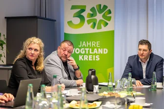 Paukenschlag im Vogtland: Ex-Sängerin führt künftig Kultur und Kommunikation im Landratsamt - Landrat Thomas Hennig (rechts) und sein Bürochef Jan Meinel setzen auf Silke Fischer. Sie soll künftig Kultur und Kommunikation in einer fusionierten Stabsstelle führen.