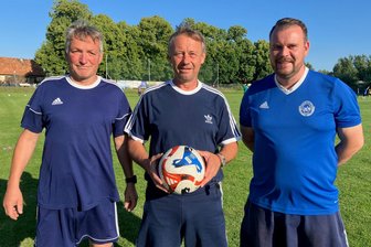 Paukenschlag in der Fußball-Westsachsenliga: Der Trainer des Kreismeisters hört auf - Jörg Schmidt (Mitte) hat mit Marcus Röll (rechts) und Silvio Haberland (links) am Donnerstag letztmals das Training in Neukirchen geleitet.