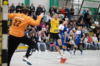 Paukenschlag in der Handball-Oberliga: Erster Absteiger steht schon fest - Das Foto aus der Vorsaison entstand beim Spiel des SV Oberlosa (am Ball Sebastian Naumann) gegen den HC Glauchau/Meerane. Beide Vereine haben durch den Rückzug von Sonneberg nun ein Spiel weniger.