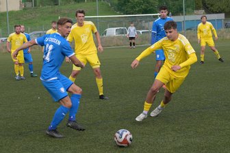 Paukenschlag in der Westsachsenliga: Zwei der fünf Topvereine wollen gar nicht aufsteigen - Die Teams der SG Traktor Neukirchen (gelbe Trikots) und des TSV Crossen (in blau) führen aktuell die Tabelle der Westsachsenliga an. Im Kampf um den Aufstieg hat sich unter der Woche eine neue Situation ergeben.