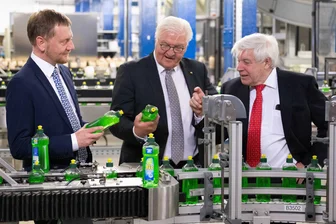 Paukenschlag in Hirschfelde: Spülmittel-Riese Fit soll verkauft werden - Mitte Mai dieses Jahres (v.l.): Sachsens Ministerpräsident Michael Kretschmer (CDU), Bundespräsident Frank-Walter Steinmeier (SPD) und Fit-Geschäftsführer Wolfgang Groß besuchen auf dem Werkgelände in Hirschfelde die Produktion.