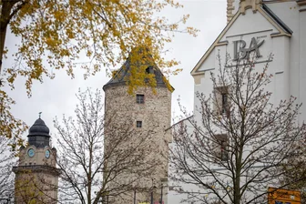 Paukenschlag in Plauen: Das Vogtland beansprucht den Sitz der Dualen Hochschule Sachsen - Die Berufsakademie Plauen thront samt historischem Turm auf dem Schlossberg über der Stadt, links der Rathausturm. Millionen hat der Freistaat in Sanierung und Erweiterung der BA gesteckt.