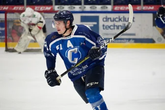 Paukenschlag: Warum der Chemnitzer Kapitän zu den Eishockey-Wölfen ins Erzgebirge wechselt - Kenneth Hirsch, hier noch im Trikot von Lokalrivale Chemnitz, läuft kommende Saison für die Schönheider Wölfe auf.