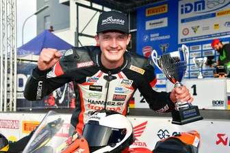 Paul Fröde fährt bei der Internationalen Deutschen Motorradmeisterschaft auf dem Nürburgring weiter auf der Erfolgsspur - Motorradrennfahrer Paul Fröde vergrößert aktuell regelmäßig seine Pokalsammlung.
