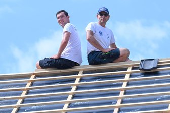 „Paul ist ein cooler Typ“: Wie ein Dachdeckermeister als DJ, Model und Chef rund um Chemnitz seine Fans hat - Die beiden Dachdeckermeister Paul und Mario Heil (von links) auf dem Dach einer Scheune in Taura.
