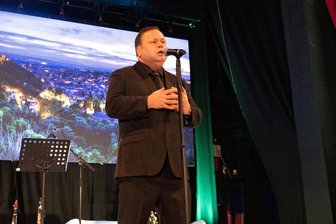 Paul Potts in Zwickau: Weltstar spannt Fans 40 Minuten lang auf die Folter - Star Paul Potts auf der Bühne in Zwickau.