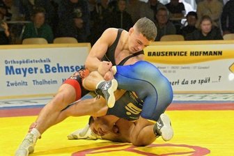 Pausa/Plauen diesmal ohne Chance - Pausa/Plauens Oleksandr Kuruch führte in seinem Kampf bereits mit 10:0, musste sich dann aber noch dem Thalheimer Dennis Aleksandryuk (links) mit 10:20 geschlagen geben. 