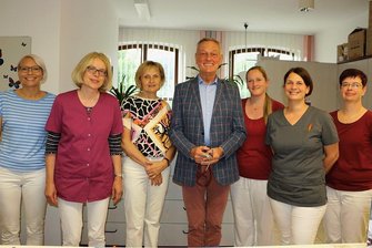 Pausaer Allgemeinmediziner geht in den Ruhestand: Seine Nachfolge ist gesichert - Dr. Hans-Joachim Schütt nimmt Abschied von seinen Patienten und seinem Team, zu welchem drei Ärztinnen und drei Sprechstundenhelferinnen gehören: Carina Strobel, Dr. Barbara Kothner, Dr. Siegrid Schütt, Sabrina Einecke, Ärztin Astrid Walther und Bianka Reichenbächer (von links).