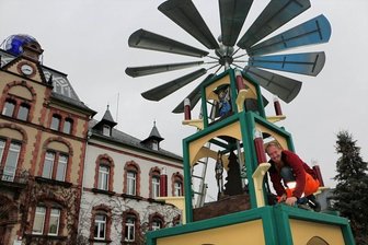 Pausaer Bauhof baut Pyramide auf - Sebastian Enke vom städtischen Bauhof beim Richten der Pyramide. 