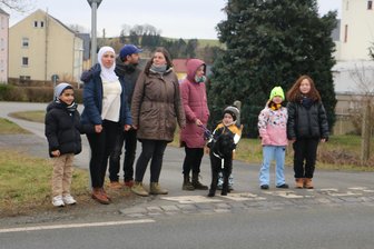 Pausaer Eltern sind wütend: Landratsamt lehnt Zebrastreifen ab - Betroffene Pausaer Eltern an der vielbefahrenen Zeulenrodaer Straße.